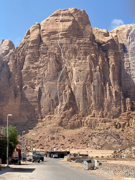 Wadi Rum Giordania - Il tracciato di Voie du Coeur su Jebel Rum, Wadi Rum, Giordania (Solène Amoros, Guillaume Colin, Romaric Geffroy, Thoma Meignan, Eline Le Menestrel, Eloi Peretti, con Arnaud Petit, Jonathan Crison 02/2020)