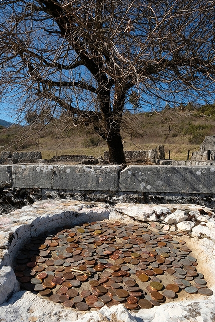 Sci alpinismo in Grecia alla Ricerca degli Antichi Dei - Sci alpinismo in Grecia: Lasciamo il nostro obolo e proviamo a udire la risposta degli dei fra lo stormire delle fronde