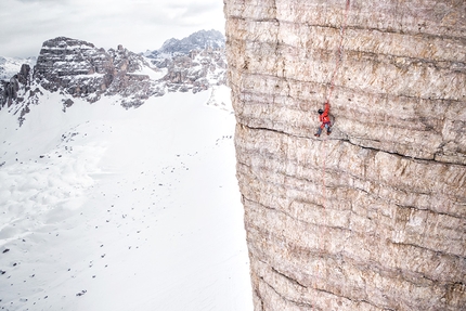 Simon Gietl - Simon Gietl sullo Spigolo degli Scoiattoli alla Cima Ovest durante la traversata invernale in solitaria delle Tre Cime di Lavaredo