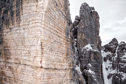 Simon Gietl - Simon Gietl nella parte centrale dello Spigolo degli Scoiattoli alla Cima Ovest durante la traversata invernale in solitaria delle Tre Cime di Lavaredo.