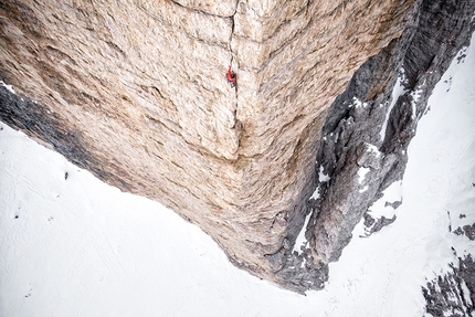 Simon Gietl - Simon Gietl sullo Spigolo degli Scoiattoli alla Cima Ovest durante la traversata invernale in solitaria delle Tre Cime di Lavaredo