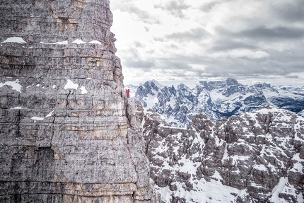 Simon Gietl - Simon Gietl sullo Spigolo degli Scoiattoli alla Cima Ovest durante la traversata invernale in solitaria delle Tre Cime di Lavaredo