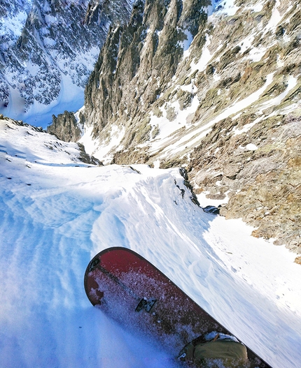 Col du Brouillard, Mont Blanc - Col Du Brouillard, SW Couloir: Davide Capozzi descending, February 2020