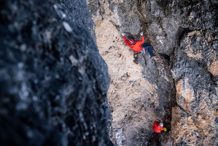 Passo Gardena, Dolomiti - Albert Leichtfried su Full Contact alla Torre Murfrëit (gruppo del Sella, Dolomiti), aperta con Benedikt Purner 