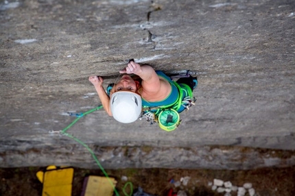 Lena Marie Müller sale Prinzip Hoffnung, il test di arrampicata trad di Beat Kammerlander a Bürs