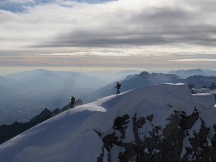 Monte Pelf Dolomiti Bellunesi - Egoitz Zubizarreta e Iban Silvar verso al cima del Monte Pelf, Dolomiti Bellunesi