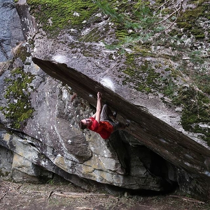 Stefan Scarperi ripete Bügeleisen sit, 8C boulder in Maltatal