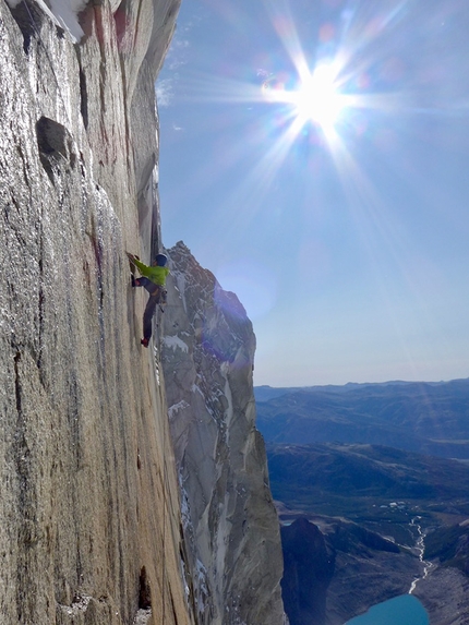 Aguja Saint-Exupéry, Patagonia, Luka Lindič, Luka Krajnc - Mir, Aguja Saint-Exupéry, Patagonia: a traverse pitch that brings you to the base of the overhangs