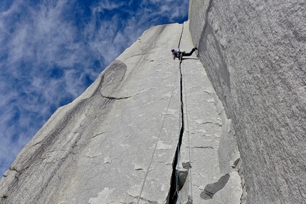 Aguja Saint-Exupéry, Patagonia, Luka Lindič, Luka Krajnc - Mir, Aguja Saint-Exupéry, Patagonia: a perfect splitter pitch in Petit Prince