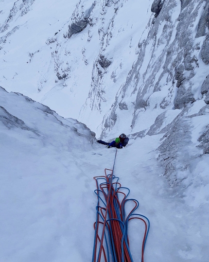 Triglav Slovenia, Matej Balažic, Marjan Kozole - For Friends, Triglav parete nord, Slovenia: il primo tiro, leggermente strapiombante