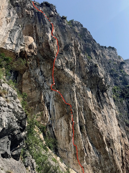 Monte Colodri Arco, Valle del Sarca - Il tracciato di Magic Trip, Monte Colodri parete sud, Valle del Sarca. Aperta nel 1986 da due dei più forti alpinisti trentini del momento, Marco Pegoretti e Andrea Andreotti., è stata liberata da Francesco Salvaterra nel febbraio 2020