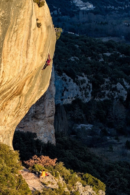 Julia Chanourdie sends Super Crackinette 9a+ at St. Léger in France