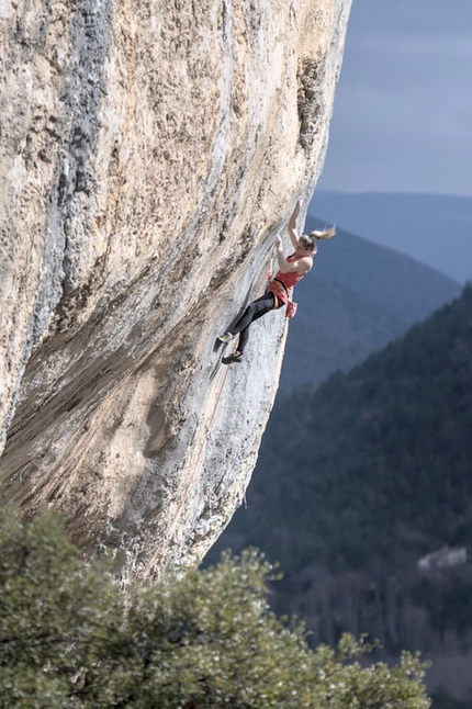 Julia Chanourdie - Julia Chanourdie sale Super Crackinette a Saint Léger du Ventoux in Francia, il suo primo 9a+