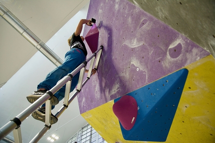 Anna Borella - Anna Borella traccia un boulder al Manga Climbing a Milano