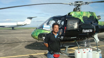 Himalaya ed elisoccorso - Sherchan Ashish il pilota del soccorso all'alpinista giapponese Hiraide Kazuya