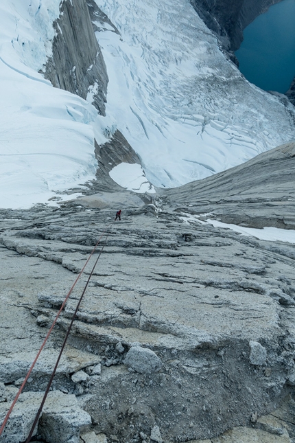 Nicolas Favresse, Sean Villanueva, Aguja Poincenot, Patagonia - Nico Favresse e Sean Villanueva durante la prima salita di Beggars Banket sull' Aguja Poincenot in Patagonia