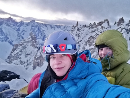 Aiguille du Plan, Monte Bianco, Ondrej Húserka, Evka Milovská - Evka Milovská e Ondrej Húserka al bivacco durante la prima salita di Mystery Aiguille du Plan, Monte Bianco (21-22/02/2020)