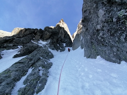 Aiguille du Plan, Monte Bianco, Ondrej Húserka, Evka Milovská - Goulotte di neve nella parte centrale di Mystery su Aiguille du Plan, Monte Bianco (Ondrej Húserka, Evka Milovská 21-22/02/2020)