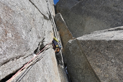 Aiguille du Plan, Mont Blanc, Mystery, Ondrej Húserka, Evka Milovská - The crux pitch (14) of Mystery on Aiguille du Plan, Mont Blanc (Ondrej Húserka, Evka Milovská 21-22/02/2020)