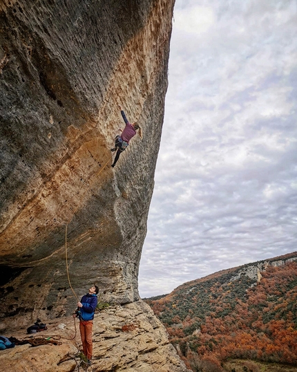 Eline Le Menestrel - Eline Le Menestrel climbing Chouca 8a+ at Buoux