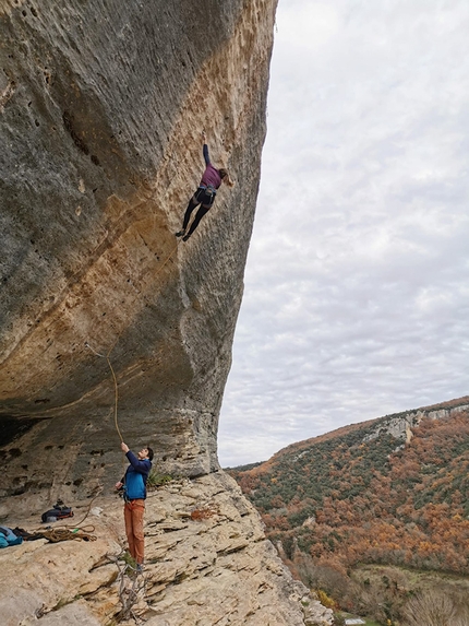 Eline Le Menestrel - Eline Le Menestrel climbing Chouca 8a+ at Buoux