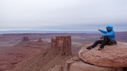 Da Yosemite alla Patagonia, in mezzo il Nepal, Giovanni Zaccaria - Enrico Geremia ammira il deserto del Moab