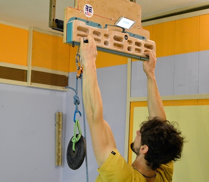 Arrampicata, infortuni, prevenzione - Allenamento al trave per l'arrampicata: il trave è per molti uno strumento fondamentale nonché a volte l’unica possibilità di allenare le dita.