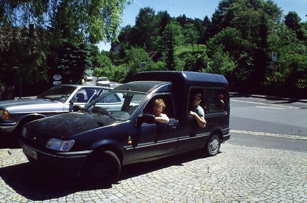 Iker Pou - Iker Pou e la sua mitica Ford Courier. 'Non avevamo soldi per concederci chissà che lussi, solo quanto bastava per mangiare male e dormire nel mio Ford Courier'