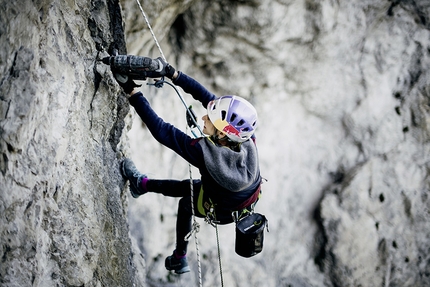 Angela Eiter - Angela Eiter bolting the climb Schatzinsel close to Imst in Austria