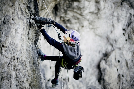 Angela Eiter - Angela Eiter chioda la via Schatzinsel vicino a Imst in Austria