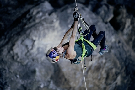 Angela Eiter - Angela Eiter bolting the climb Schatzinsel close to Imst in Austria