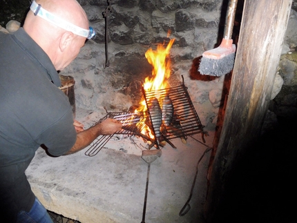 Monte Pizzocolo, Prealpi Bresciani, Leonardo Dagani, Mauro Florit - Leonardo Dagani griglia il pesce per il bivacco serale, Via Sveva al Monte Pizzocolo 