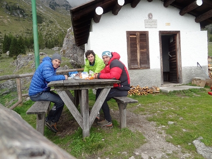 Torre Sprit, Pale di San Martino, Dolomiti - Francesco Salvaterra, Alessandro Beber e Alessandro Baù al bivacco Menegazzi, Pale di San Martino, Dolomiti