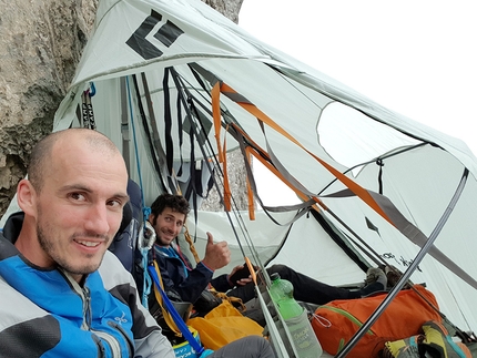 Torre Sprit, Pale di San Martino, Dolomiti - Alessandro Baù e Alessandro Beber in portaledge durante l'apertura di Timelapse alla Torre Sprit nelle Pale di San Martino, Dolomiti: