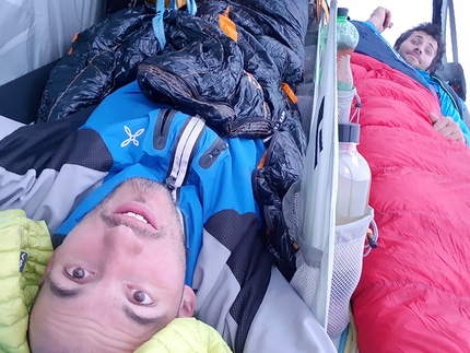 Torre Sprit, Pale di San Martino, Dolomiti - Alessandro Baù e Alessandro Beber in portaledge durante l'apertura di Timelapse alla Torre Sprit nelle Pale di San Martino, Dolomiti: