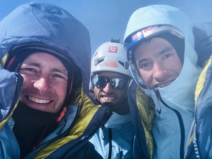 Hansjörg Auer, David Lama, Jess Roskelley - Jess Roskelley, Hansjörg Auer and David Lama on the summit of Howse Peak, Canada