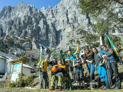 Coffee Break #26 - Coffee Break #26: Il guppo degli 'Openjacket' al completo al Rifugio VII Alpini, dopo la discesa dal canale del Marmol