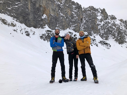 Cima Scarason - Pietro Godani, Alice Arata e Gabriele Canu posano sotto la Cima Scarason dopo l'apertura di Mystic Train