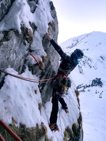 Cima Scarason, Alpi Liguri - Cima Scarason: durante l'apertura di Mystic train (Alice Arata, Gabriele Canu, Pietro Godani 5-6 gennaio 2020)