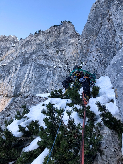 Cima Scarason, Alpi Liguri - Cima Scarason: durante l'apertura di Mystic train (Alice Arata, Gabriele Canu, Pietro Godani 5-6 gennaio 2020)