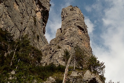 Campanile del Rifugio Pordenone, Dente del Giudizio, Monfalconi, Dolomiti Friulane - Il Campanile del Rifugio Pordenone, detto anche Dente del Giudizio, situato alle pendici sud di Cima Meluzzo nel gruppo dei Monfalconi nelle Dolomiti Friulane