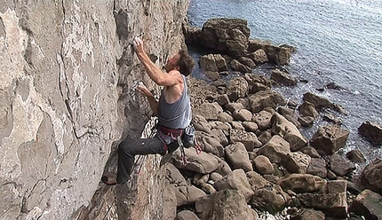 Dave Birkett ripete E9 a St. Govan’s Head, Pembroke, Galles