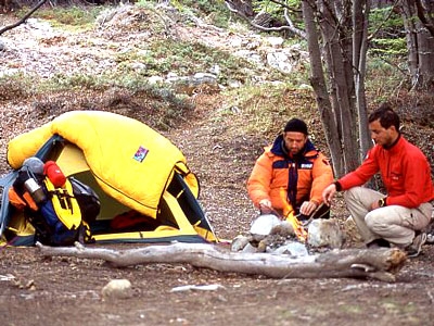Patagonia Luca Maspes - TEMPO PER PENSARE - Diego Fregona e Luca Maspes attendono nella valle del Rio Oro, prima di salire al campo base del San Lorenzo.