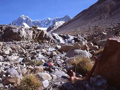 Patagonia Luca Maspes - RELAX - C'è chi afferma che i campi base sono luoghi poco ospitali ma le acque termali sotto il San Lorenzo valevano un piacere giornaliero dal quale non era tanto facile distaccarsi… 