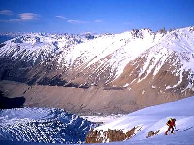 Patagonia Luca Maspes - SPAZI - Dopo 24 ore di riposo dalla faccenda del Cerro Hermoso partivamo pero' verso il colosso e una fastidiosa salita tra i crepacci ricoperti dalla neve ci depositava sul filo di cresta di fronte alla parete…