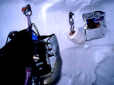 Patagonia Luca Maspes - CUEVA - Una casetta arredata per due persone disperse verso i loro sogni di vetta. La cueva nella neve è il miglior isolamento dal tempestoso mondo esterno…