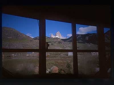Patagonia Luca Maspes - FOTOGRAFIE - Sogno o son desto? Strizzando gli occhi dai letti di El Chaltén, con la miglior vista che un'alpinista possa immaginare per un indimenticabile risveglio…