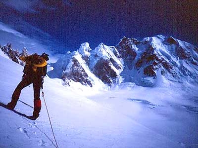 Patagonia Luca Maspes - AZIONE - Marcello Cominetti verso il Cerro Grande. La lunga marcia verso un nostro primo ed ultimo obiettivo diventava meno faticosa del solito e sotto la muraglia ghiacciata cominciava, ed era ora, il nostro giorno di attività dopo una settimana di inattività… 