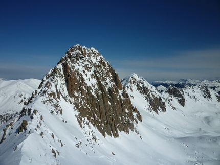 Lagorai - Sasso Rosso - Dalla cima, la vista sulla parete meridionale del Sasso Rotto