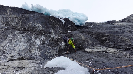 Cascate di ghiaccio in Canada, Daniele Frialdi, Marco Verzeletti, Roberto Parolari - Marco Verzeletti sul terzo tiro di The Real Big Drip, Ghost Valley, Canada